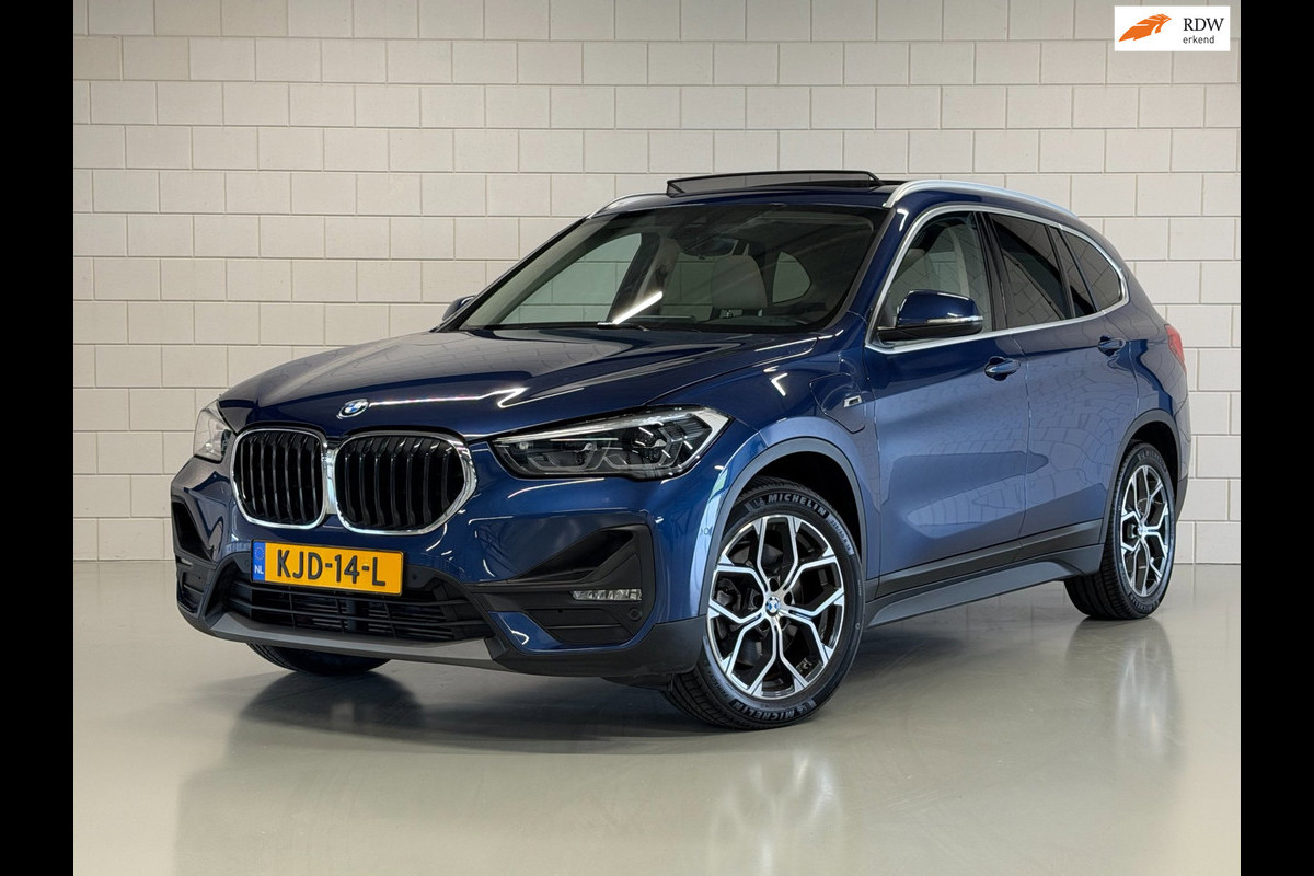 BMW X1 XDrive25e High Executive | PANO | 1E EIG | DEALER | LEDER | CAMERA | NAVI PROF | SPORTSTOELEN