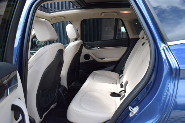 BMW X1 XDrive25e High Executive | PANO | 1E EIG | DEALER | LEDER | CAMERA | NAVI PROF | SPORTSTOELEN