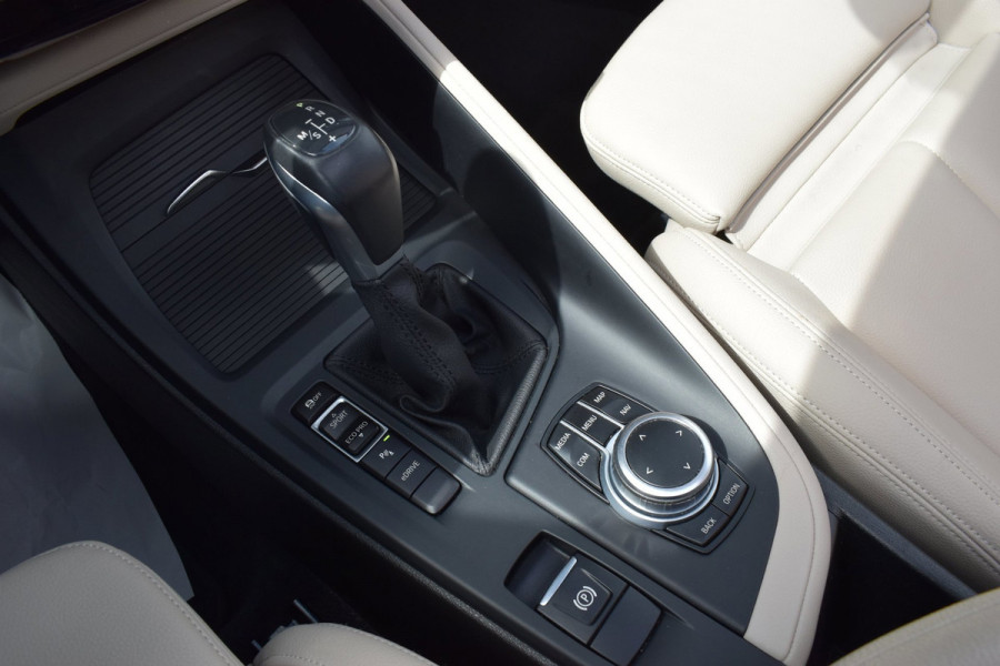 BMW X1 XDrive25e High Executive | PANO | 1E EIG | DEALER | LEDER | CAMERA | NAVI PROF | SPORTSTOELEN