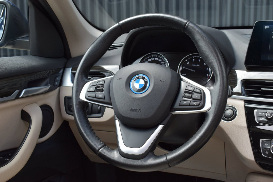 BMW X1 XDrive25e High Executive | PANO | 1E EIG | DEALER | LEDER | CAMERA | NAVI PROF | SPORTSTOELEN