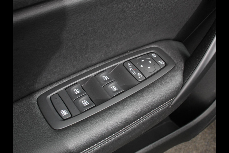Renault Mégane Estate 1.3 TCe 140pk Automaat Intens Trekhaak Camera Navigatie Climate Control Cruise Control Lichtmetalen velgen Parkeer sensoren