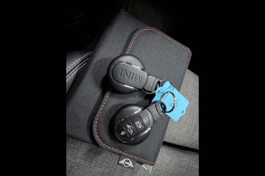 MINI 3-deurs 1.5 Cooper BLACK-EDITION 136PK 17''DAB/ NAVI/CRUISE/ECC/PDC/CARPLAY/SPORTSTOELEN///