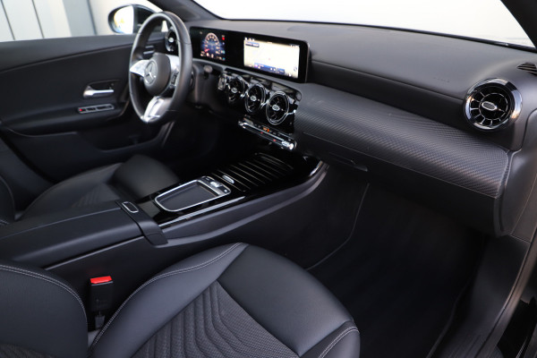 Mercedes-Benz A-Klasse 180 Star Edition | 136PK | Led | Distronic | Widescreen | Stoelverwarming | Leder | Clima | Camera | NL-Auto | 2024.
