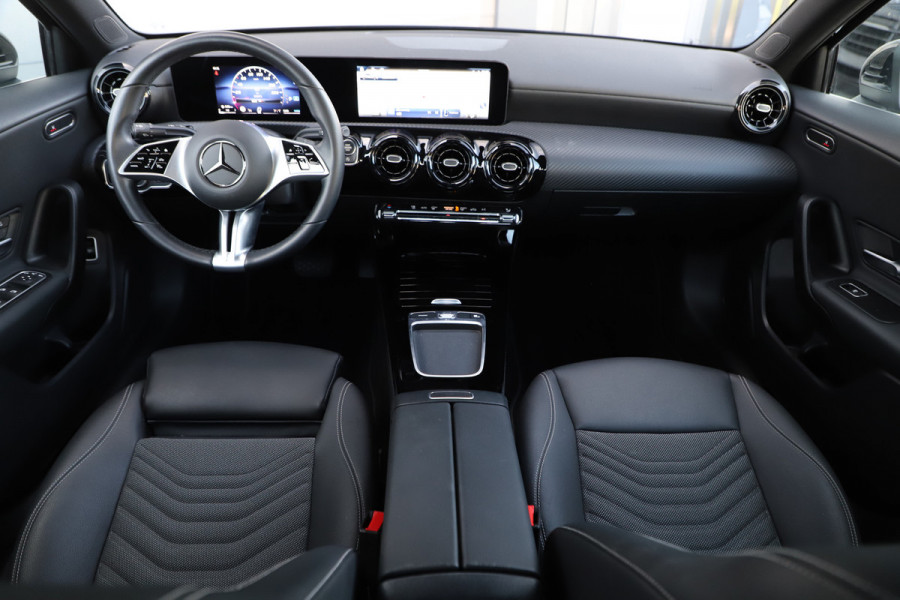 Mercedes-Benz A-Klasse 180 Star Edition | 136PK | Led | Distronic | Widescreen | Stoelverwarming | Leder | Clima | Camera | NL-Auto | 2024.