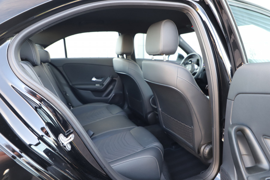 Mercedes-Benz A-Klasse 180 Star Edition | 136PK | Led | Distronic | Widescreen | Stoelverwarming | Leder | Clima | Camera | NL-Auto | 2024.