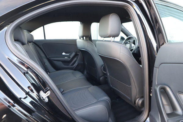 Mercedes-Benz A-Klasse 180 Star Edition | 136PK | Led | Distronic | Widescreen | Stoelverwarming | Leder | Clima | Camera | NL-Auto | 2024.