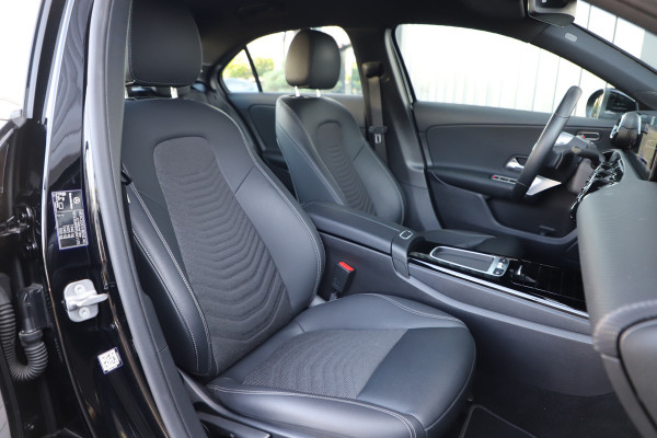 Mercedes-Benz A-Klasse 180 Star Edition | 136PK | Led | Distronic | Widescreen | Stoelverwarming | Leder | Clima | Camera | NL-Auto | 2024.