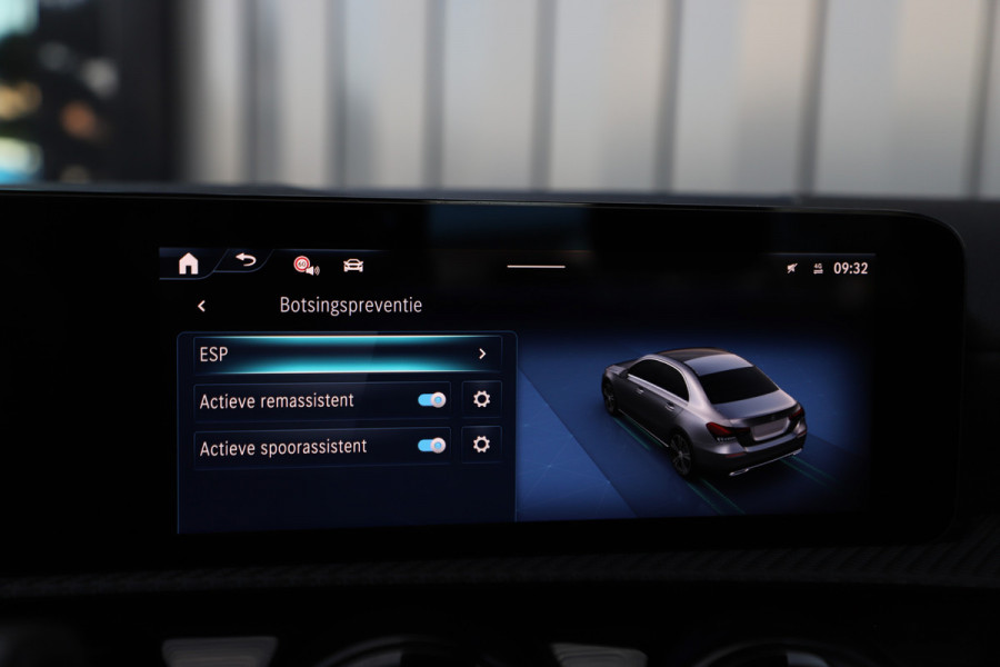 Mercedes-Benz A-Klasse 180 Star Edition | 136PK | Led | Distronic | Widescreen | Stoelverwarming | Leder | Clima | Camera | NL-Auto | 2024.