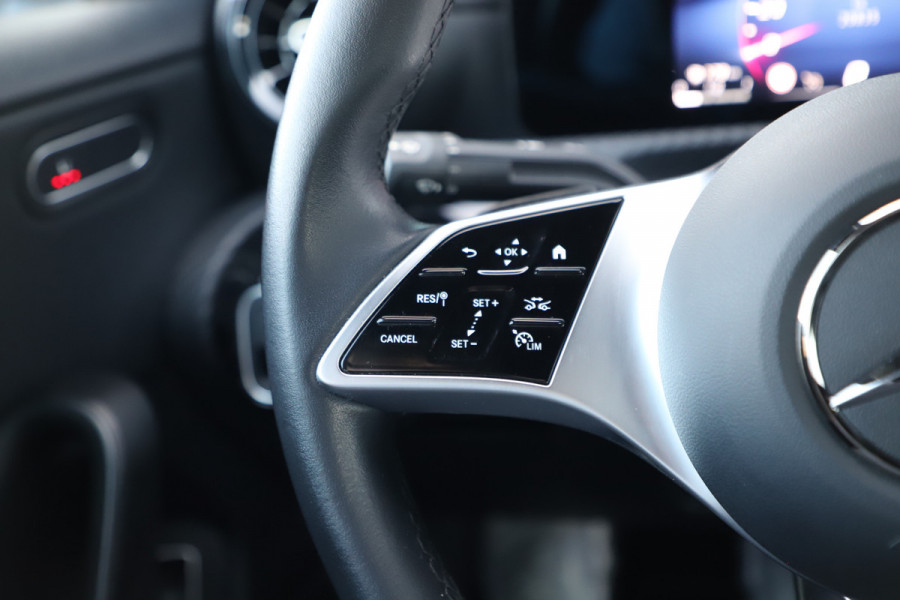 Mercedes-Benz A-Klasse 180 Star Edition | 136PK | Led | Distronic | Widescreen | Stoelverwarming | Leder | Clima | Camera | NL-Auto | 2024.