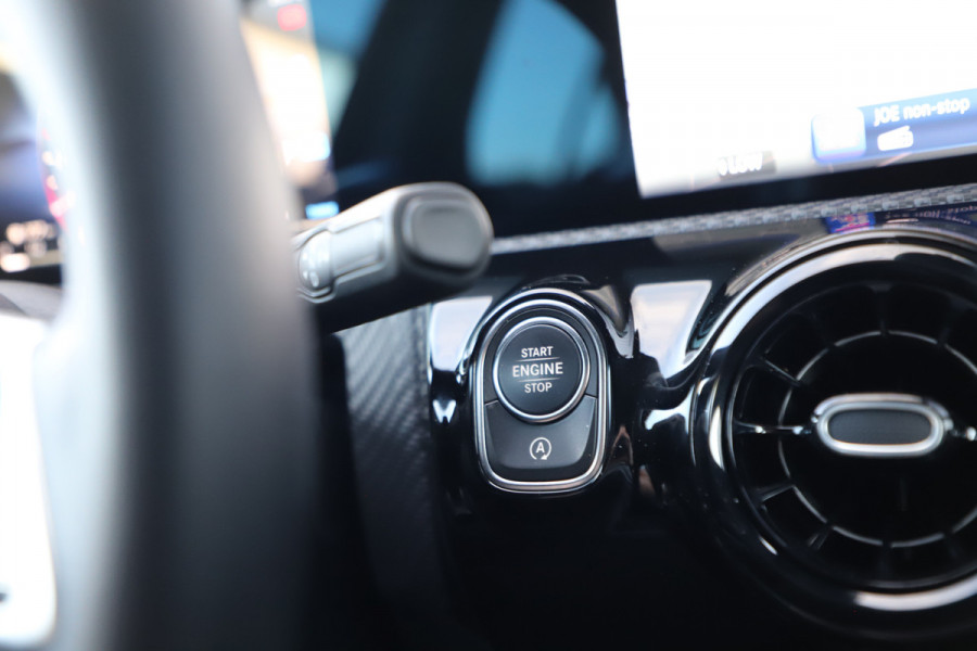 Mercedes-Benz A-Klasse 180 Star Edition | 136PK | Led | Distronic | Widescreen | Stoelverwarming | Leder | Clima | Camera | NL-Auto | 2024.