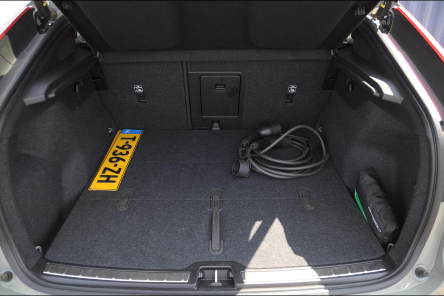 Volvo C40 252PK Automaat Single Ext. Range Plus 82 kWh / Adaptive cruise control  / Pilot assist / BLIS / Stoel en stuur verwarming / Elektrische achterklep / Parkeersensoren met camera / Google infotainment / Panoramadak