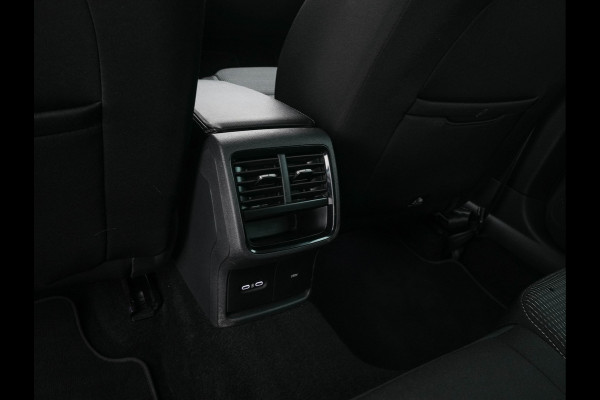 Škoda Octavia Combi 1.0 TSI Business Edition Plus (INCL-BTW) *FULL-LED | NAVI-FULLMAP | HEATED-COMFORTSEATS | DIGI-COCKPIT | CAMERA | KEYLESS | DAB | AMBIENTLIGHT | PRIVACYGLASS | ECC | CARPLAY | PDC | CRUISE | 17''ALU*