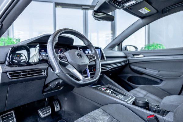Volkswagen Golf 1.4 eHybrid Style - Panorama | Elek. Trekhaak | Camera | ACC