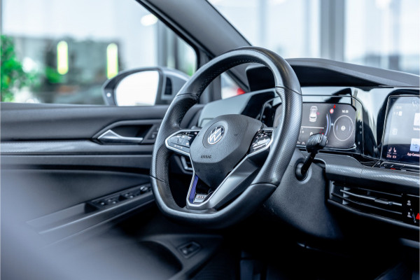 Volkswagen Golf 1.4 eHybrid Style - Panorama | Elek. Trekhaak | Camera | ACC