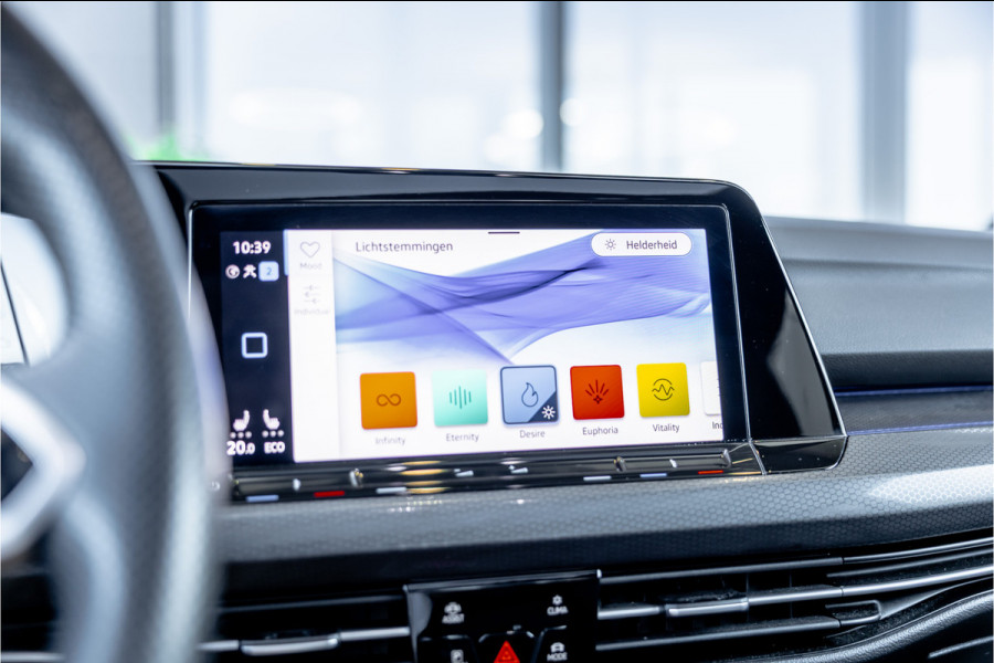 Volkswagen Golf 1.4 eHybrid Style - Panorama | Elek. Trekhaak | Camera | ACC