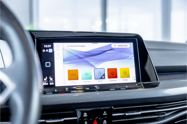 Volkswagen Golf 1.4 eHybrid Style - Panorama | Elek. Trekhaak | Camera | ACC