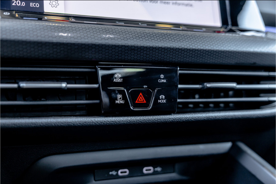 Volkswagen Golf 1.4 eHybrid Style - Panorama | Elek. Trekhaak | Camera | ACC