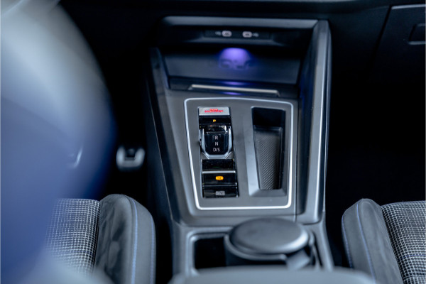 Volkswagen Golf 1.4 eHybrid Style - Panorama | Elek. Trekhaak | Camera | ACC