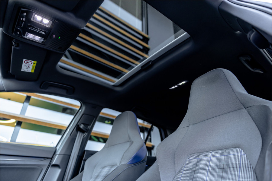 Volkswagen Golf 1.4 eHybrid Style - Panorama | Elek. Trekhaak | Camera | ACC