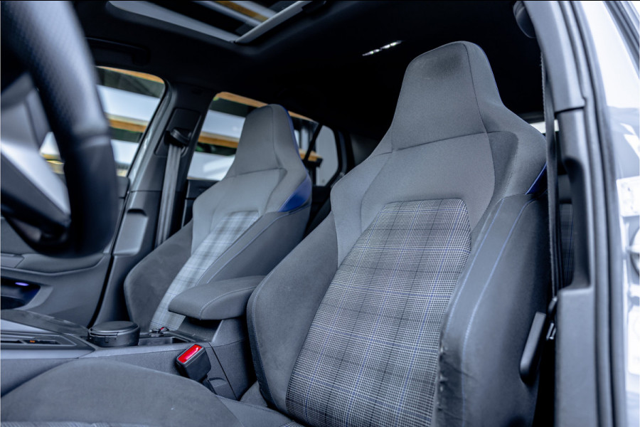 Volkswagen Golf 1.4 eHybrid Style - Panorama | Elek. Trekhaak | Camera | ACC