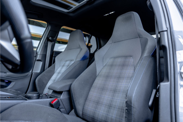 Volkswagen Golf 1.4 eHybrid Style - Panorama | Elek. Trekhaak | Camera | ACC