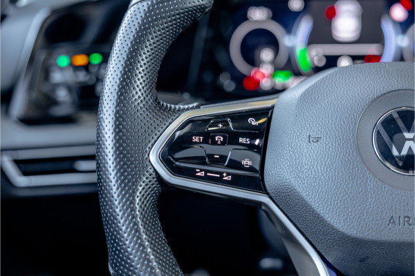 Volkswagen Golf 1.4 eHybrid Style - Panorama | Elek. Trekhaak | Camera | ACC