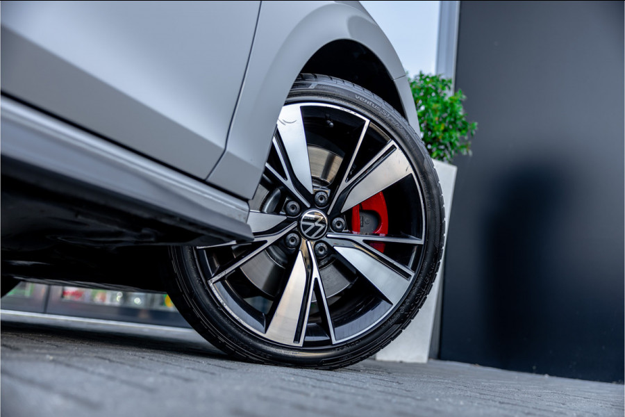 Volkswagen Golf 1.4 eHybrid Style - Panorama | Elek. Trekhaak | Camera | ACC