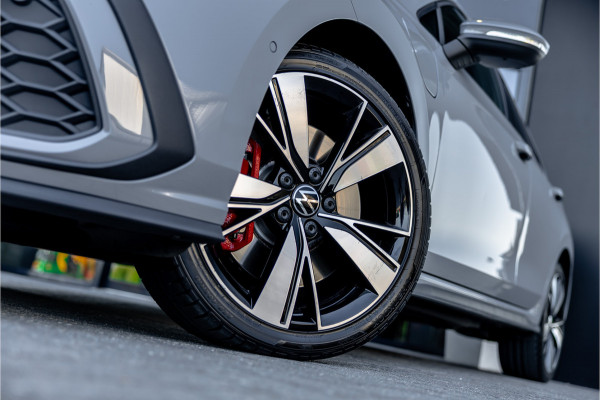 Volkswagen Golf 1.4 eHybrid Style - Panorama | Elek. Trekhaak | Camera | ACC