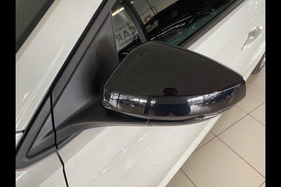 Volkswagen Polo 1.0 TSI style DSG 5 Drs 81kw / 110 PK Carplay  /IQ Light /Stoelverwarming / Navigatie / Cruise controle