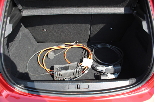 Peugeot e-208 EV GT Première 1 fase 50 kWh ELEKTRISCH ! Zeer nette en goed onderhouden wagen ! Autm.airco, dodehoek assistent, cruise control, metallic lak, LM wielen, navigatie, telefoon voorb., USB, digitaal dashb., LED verl. etc