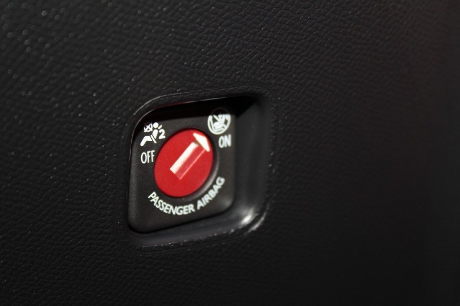 Peugeot e-208 EV GT Première 1 fase 50 kWh ELEKTRISCH ! Zeer nette en goed onderhouden wagen ! Autm.airco, dodehoek assistent, cruise control, metallic lak, LM wielen, navigatie, telefoon voorb., USB, digitaal dashb., LED verl. etc