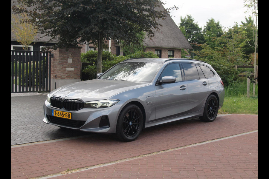 BMW 3 Serie Touring 320e | Camera | Trekhaak | Sfeerverlichting | Stoelmemory | Cruise Control |
