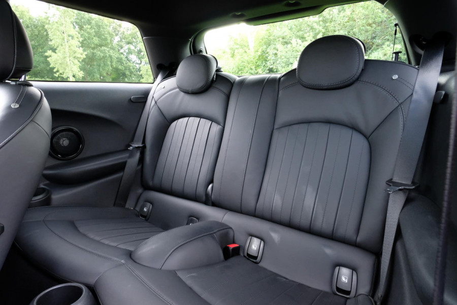 MINI 3-deurs 2.0 John Cooper Works Essential 231 PK | BTW |  Harman kardon | Leder | Panoramadak | Stuur & Stoelverwarming | Head-Up | Parkeersensoren | Full Options.