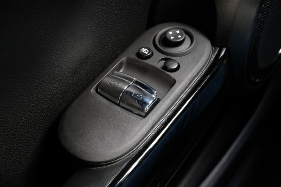 MINI 3-deurs 2.0 John Cooper Works Essential 231 PK | BTW |  Harman kardon | Leder | Panoramadak | Stuur & Stoelverwarming | Head-Up | Parkeersensoren | Full Options.