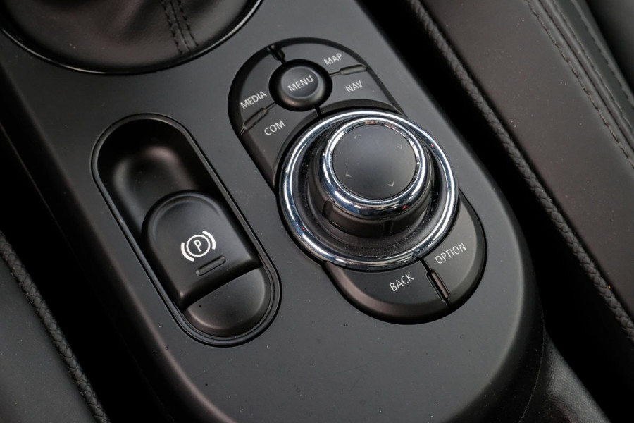 MINI 3-deurs 2.0 John Cooper Works Essential 231 PK | BTW |  Harman kardon | Leder | Panoramadak | Stuur & Stoelverwarming | Head-Up | Parkeersensoren | Full Options.