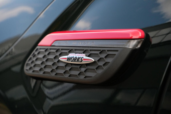 MINI 3-deurs 2.0 John Cooper Works Essential 231 PK | BTW |  Harman kardon | Leder | Panoramadak | Stuur & Stoelverwarming | Head-Up | Parkeersensoren | Full Options.