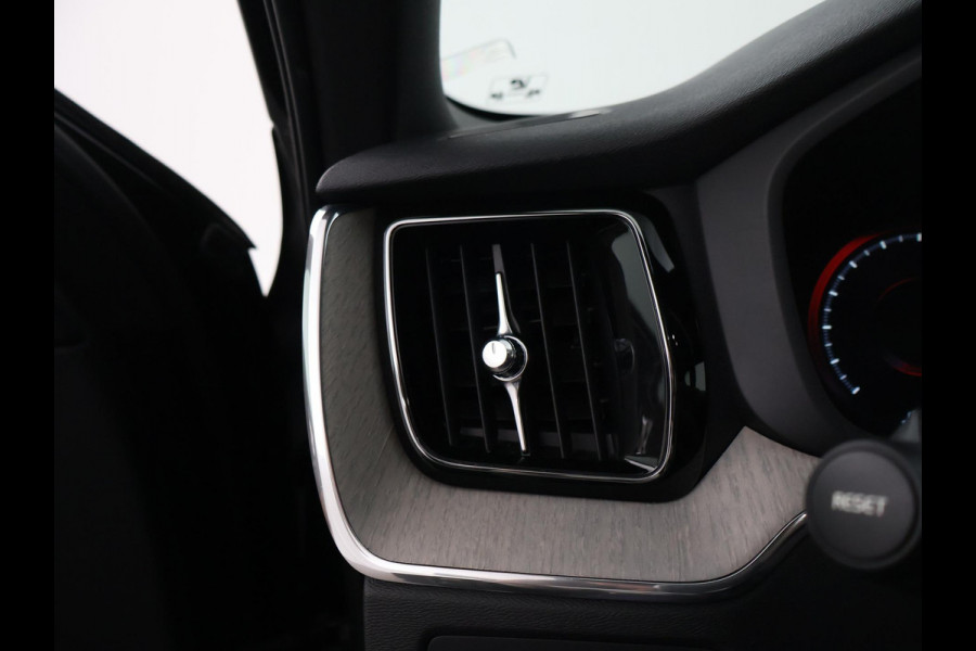Volvo XC60 2.0 D4 AWD 190 PK INSCRIPTION + WEGKL. TREKHAAK | PANORAMA | CAMERA | STOELVERW. | CARPLAY