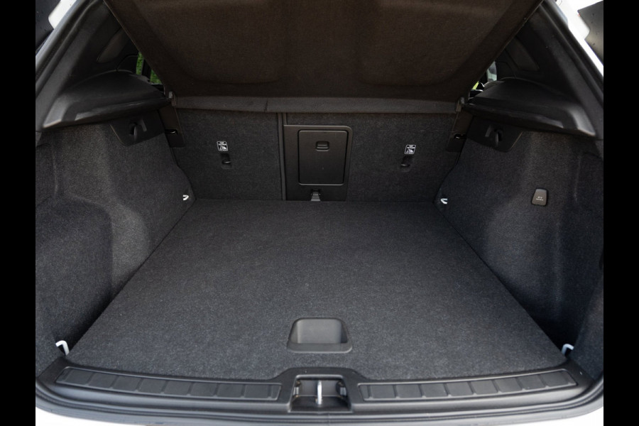 Volvo XC40 1.5 T5 Plug-in hybrid Ultimate Dark | Pano | H/K Sound | Surround View | BTW