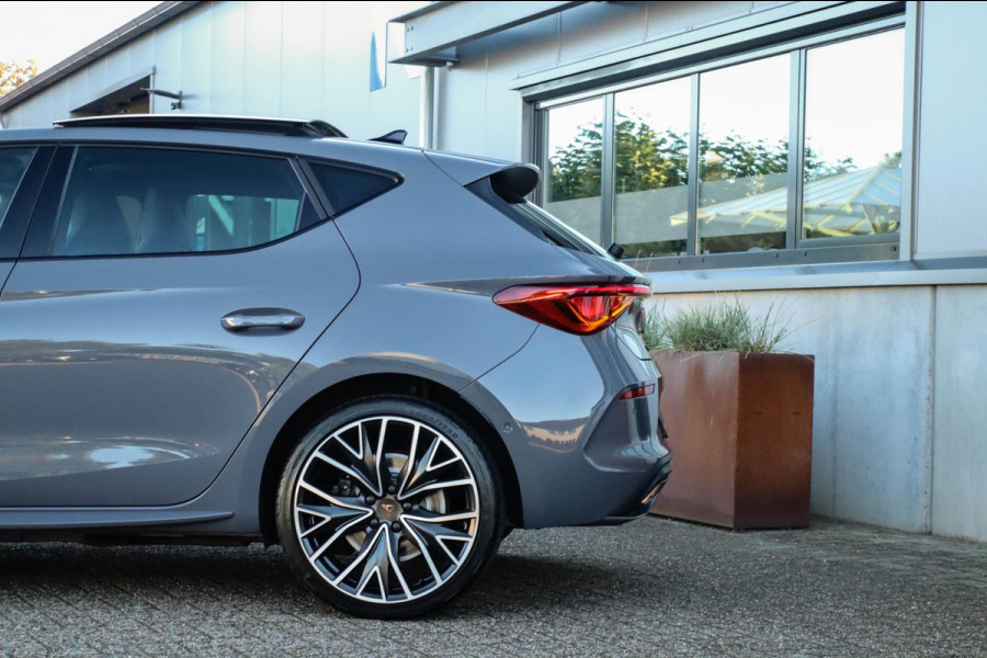 CUPRA Leon 1.4 e-Hybrid VZ Copper Edition 245pk DSG! 1e|Panoramadak|Virtual Cockpit|LED Matrix|Kuipstoelen elektrisch|NAVI|Camera