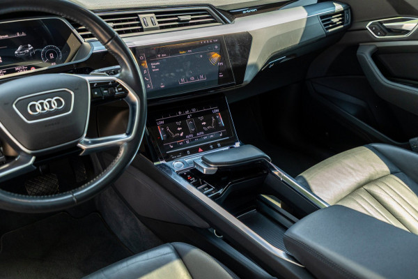 Audi e-tron E-tron 50 quattro S Line 71 kWh Soh 95% I S Line I Panoramadak I 22" I Adaptive Cruise I Luchtvering I CarPlay
