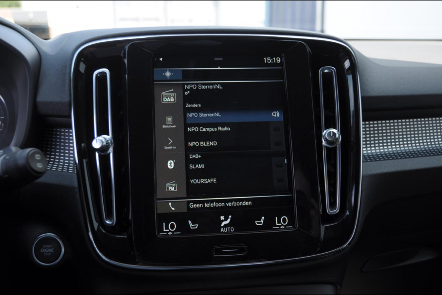 Volvo XC40 T4 211PK Automaat Recharge R-Design / Adaptieve cruise control / BLIS / stoel - en stuurwielverwarming / Elektrische achterklep / Parkeersensoren met camera / Apple carplay / All season banden