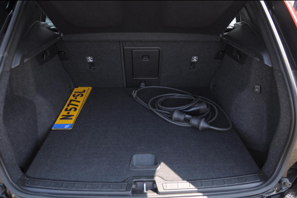 Volvo XC40 T4 211PK Automaat Recharge R-Design / Adaptieve cruise control / BLIS / stoel - en stuurwielverwarming / Elektrische achterklep / Parkeersensoren met camera / Apple carplay / All season banden