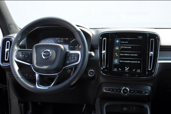 Volvo XC40 T4 211PK Automaat Recharge R-Design / Adaptieve cruise control / BLIS / stoel - en stuurwielverwarming / Elektrische achterklep / Parkeersensoren met camera / Apple carplay / All season banden