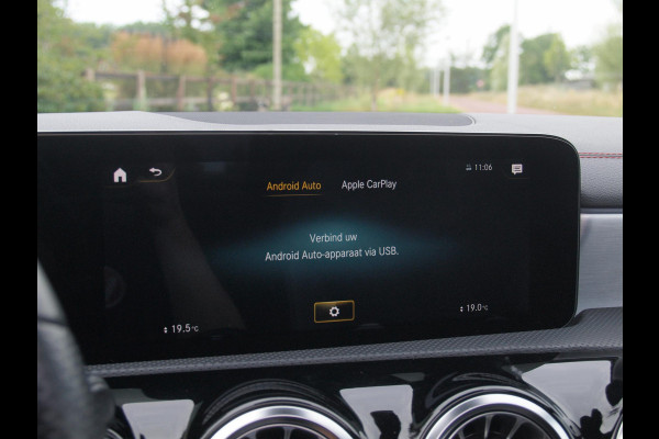 Mercedes-Benz CLA-Klasse 200 Business Solution AMG | Panoramadak | Burmester | Camera | Apple Carplay | Sfeerverlichting |