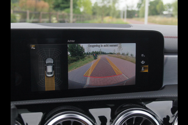 Mercedes-Benz CLA-Klasse 200 Business Solution AMG | Panoramadak | Burmester | Camera | Apple Carplay | Sfeerverlichting |