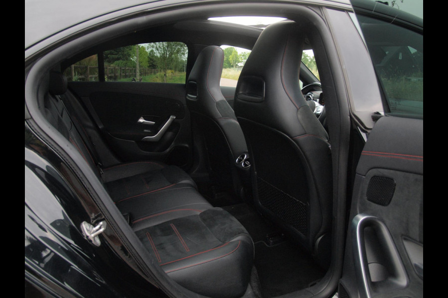 Mercedes-Benz CLA-Klasse 200 Business Solution AMG | Panoramadak | Burmester | Camera | Apple Carplay | Sfeerverlichting |