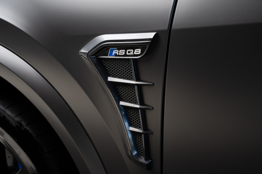 Audi RS Q8 4.0 TFSI B&O Ceramic HUD Massage Carbon Softclose Nachtzicht ACC Keyless 360 Camera Stoelventilatie Elektr. achterklep Memory seats Elektr. trekhaak Navi Niveauregeling PDC Stoelverwarming LM velgen