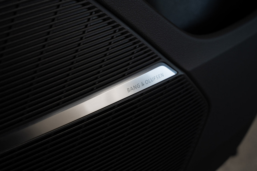 Audi RS Q8 4.0 TFSI B&O Ceramic HUD Massage Carbon Softclose Nachtzicht ACC Keyless 360 Camera Stoelventilatie Elektr. achterklep Memory seats Elektr. trekhaak Navi Niveauregeling PDC Stoelverwarming LM velgen