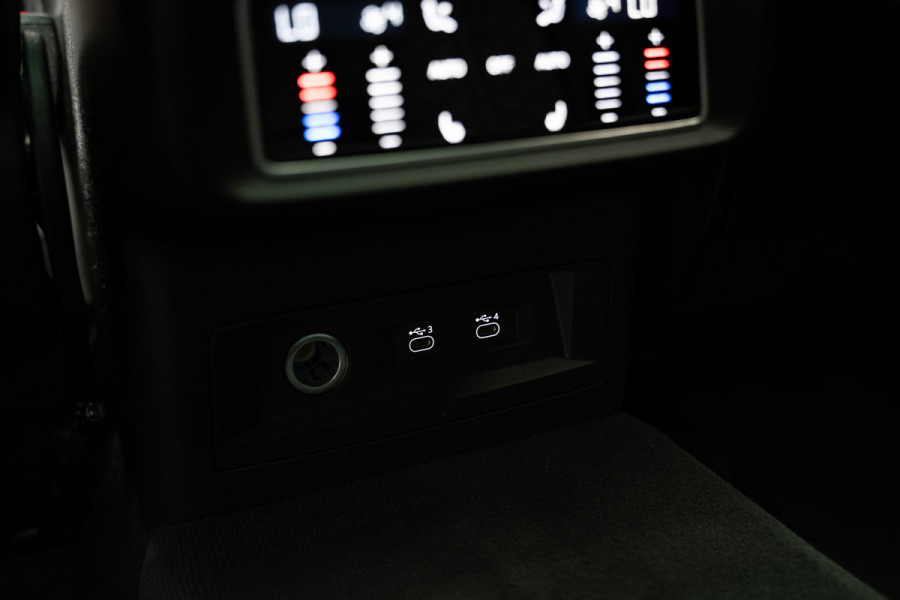 Audi RS Q8 4.0 TFSI B&O Ceramic HUD Massage Carbon Softclose Nachtzicht ACC Keyless 360 Camera Stoelventilatie Elektr. achterklep Memory seats Elektr. trekhaak Navi Niveauregeling PDC Stoelverwarming LM velgen