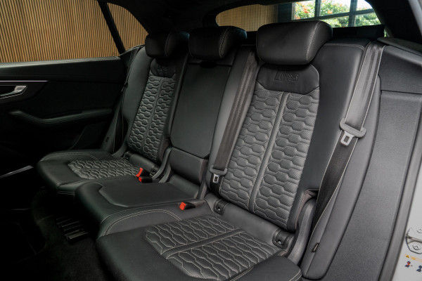 Audi RS Q8 4.0 TFSI B&O Ceramic HUD Massage Carbon Softclose Nachtzicht ACC Keyless 360 Camera Stoelventilatie Elektr. achterklep Memory seats Elektr. trekhaak Navi Niveauregeling PDC Stoelverwarming LM velgen
